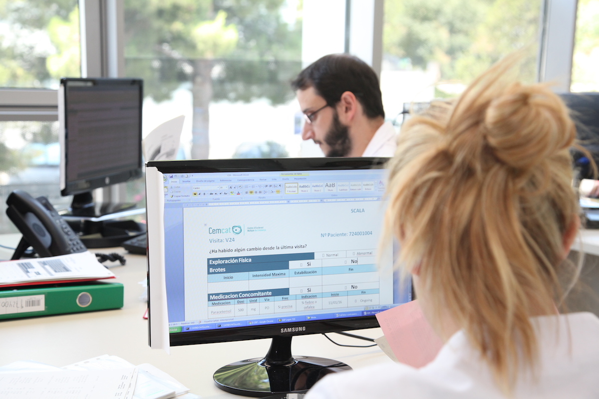 Profesionales del Centre de Esclerosis Múltiple de Cataluña (Cemcat) trabajando en la recopilación de datos de ensayos clínicos